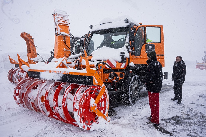 With the Unimog against the deep snow: Mercedes-Benz Special Trucks developers help clear the Grossglockner High Alpine Road
