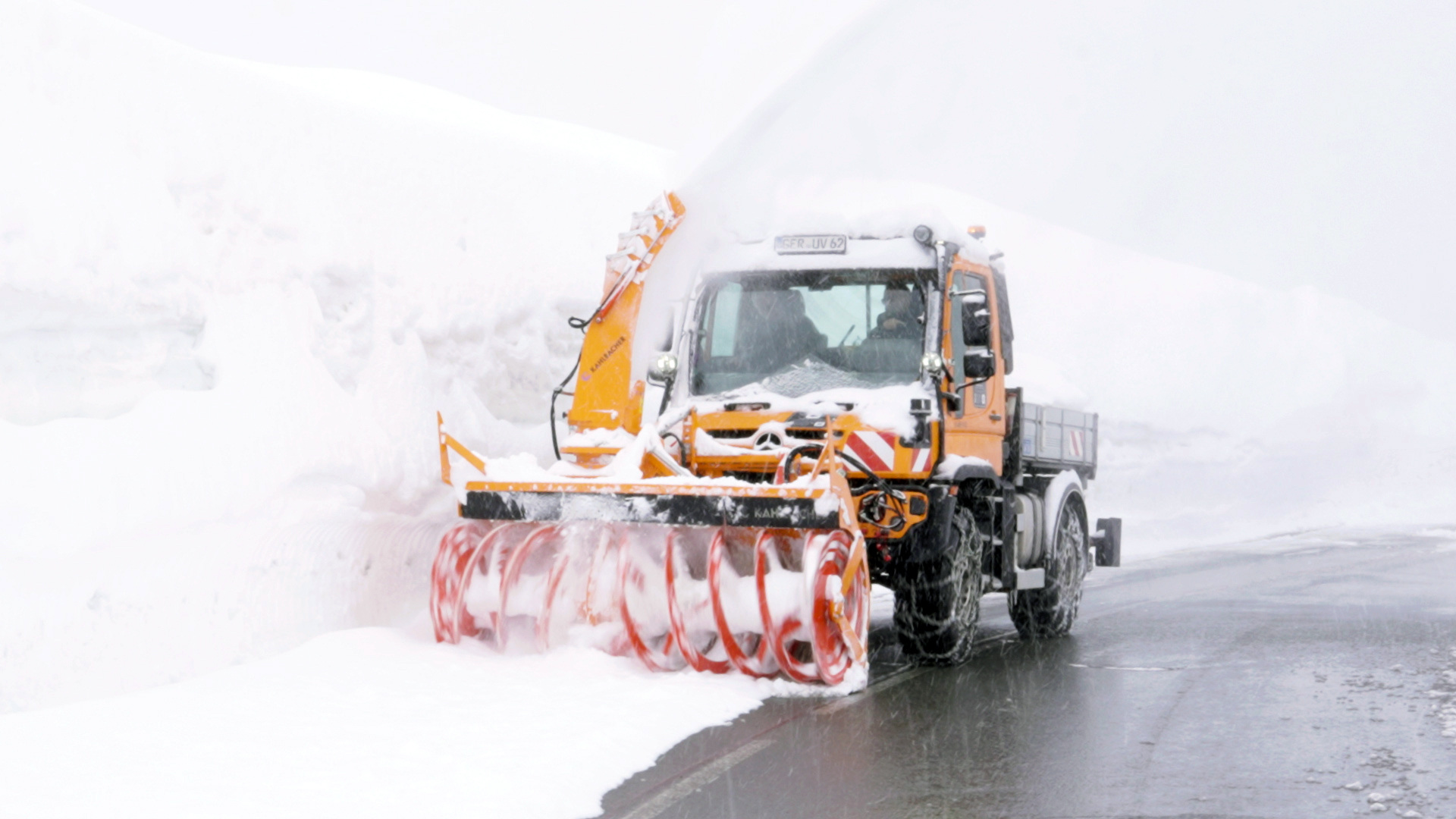 Mercedes-Benz Special Trucks developers help clear the Grossglockner High Alpine Road With the Unimog against the deep snow: Mercedes-Benz Special Trucks developers help clear the Grossglockner High Alpine Road