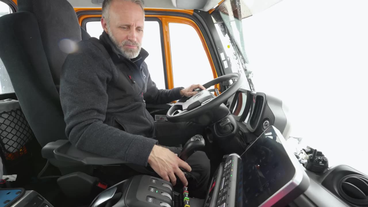 Mit dem Unimog gegen meterhohe Schneewände: Entwickler von Mercedes-Benz Special Trucks unterstützen bei Räumung der Großglockner Hochalpenstraße