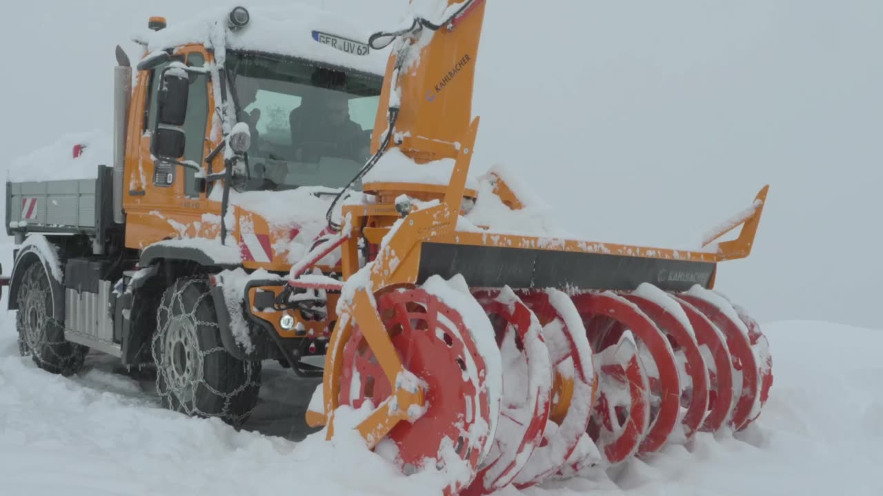 Mit dem Unimog gegen meterhohe Schneewände: Entwickler von Mercedes-Benz Special Trucks unterstützen bei Räumung der Großglockner Hochalpenstraße