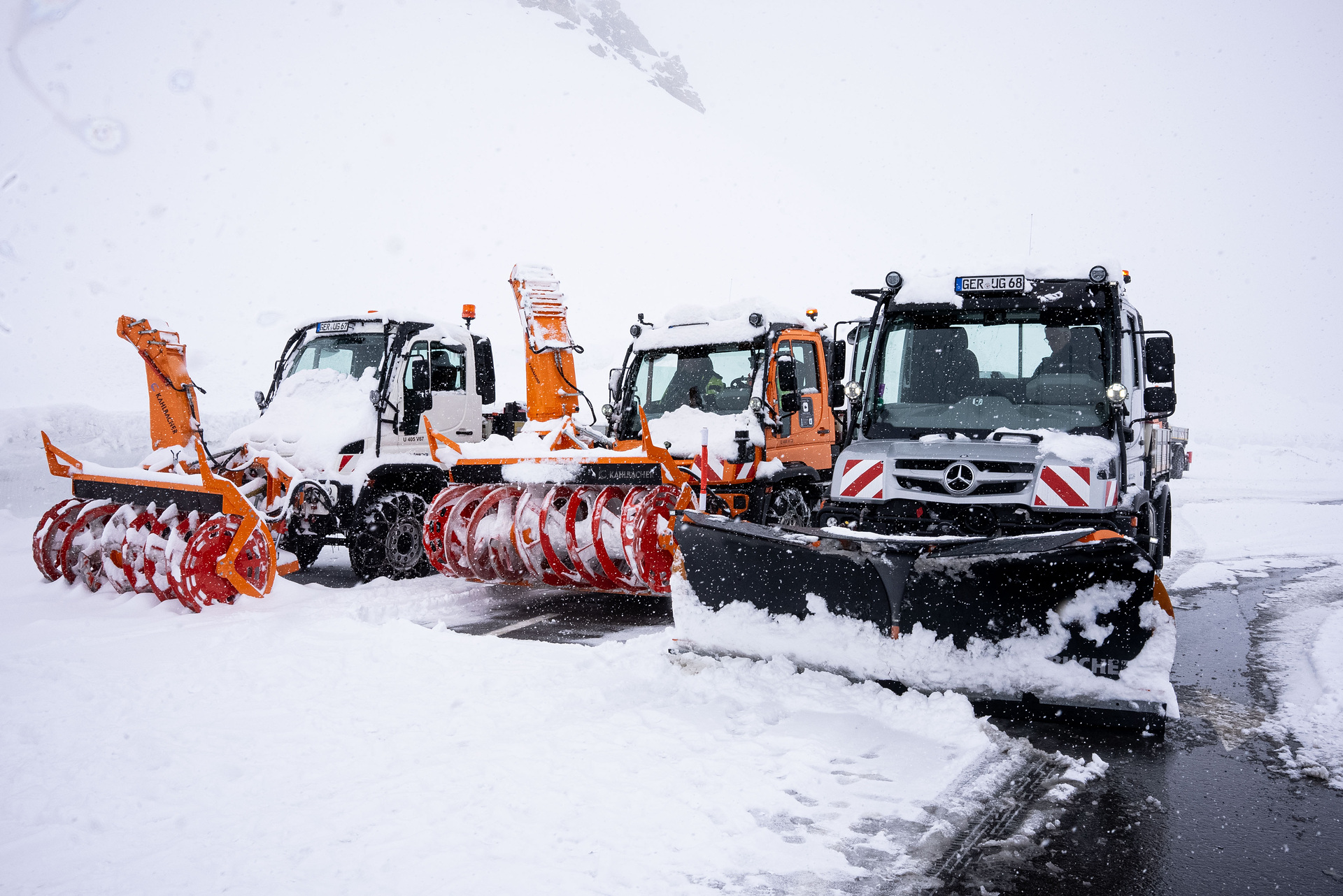 Mercedes-Benz Special Trucks developers help clear the Grossglockner High Alpine Road With the Unimog against the deep snow: Mercedes-Benz Special Trucks developers help clear the Grossglockner High Alpine Road