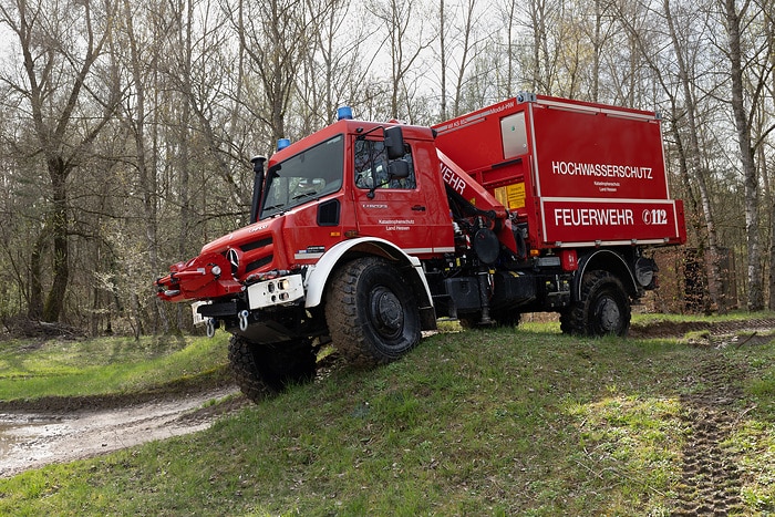 26 multifunktionale Unimog mit Kran heben hessischen Bevölkerungsschutz auf neues Level