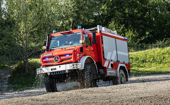 Mercedes-Benz Special Trucks zeigt auf der RETTmobil einen hochgeländegängigen Unimog als Tanklöschfahrzeug