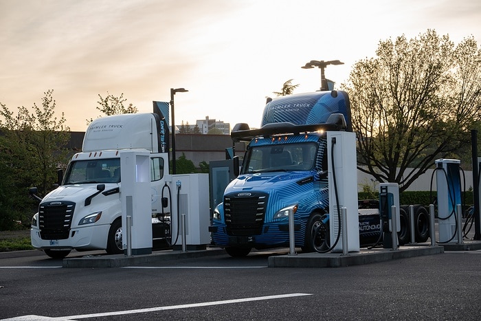 Selbstfahrender batterieelektrischer Lkw: Daimler Truck präsentiert autonomen Freightliner eCascadia Technologieträger