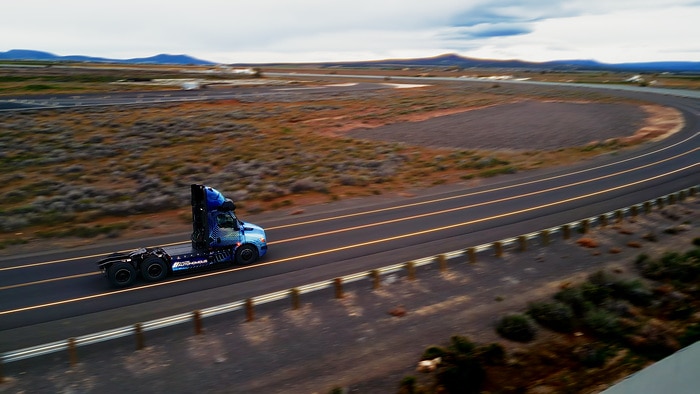 Selbstfahrender batterieelektrischer Lkw: Daimler Truck präsentiert autonomen Freightliner eCascadia Technologieträger