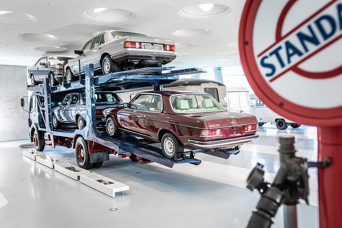 Gigant in luftiger Höhe: Der Autotransporter im Mercedes-Benz Museum