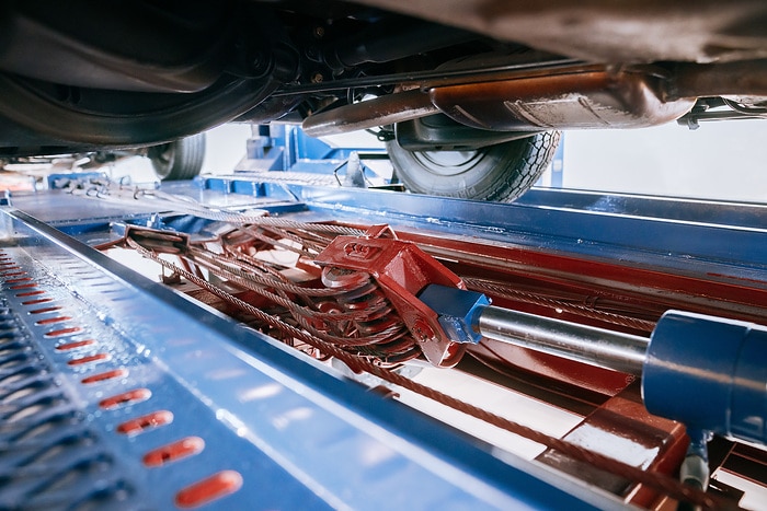 Gigant in luftiger Höhe: Der Autotransporter im Mercedes-Benz Museum