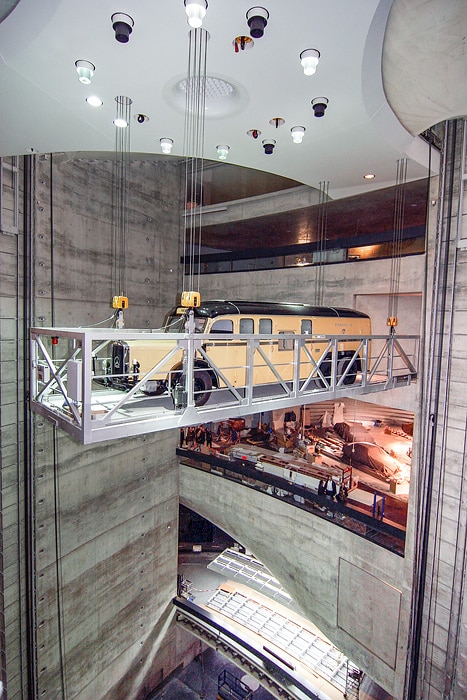 Gigant in luftiger Höhe: Der Autotransporter im Mercedes-Benz Museum