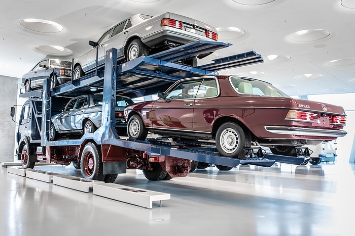 Gigant in luftiger Höhe: Der Autotransporter im Mercedes-Benz Museum