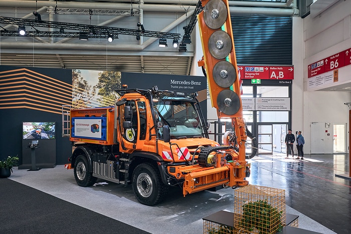 Gerüstet fürs Mähen, Schneiden, Räumen und Streuen: Mercedes-Benz Trucks mit Unimog und E-Lkw auf der IFAT 2024