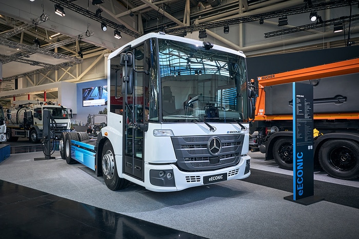 Gerüstet fürs Mähen, Schneiden, Räumen und Streuen: Mercedes-Benz Trucks mit Unimog und E-Lkw auf der IFAT 2024