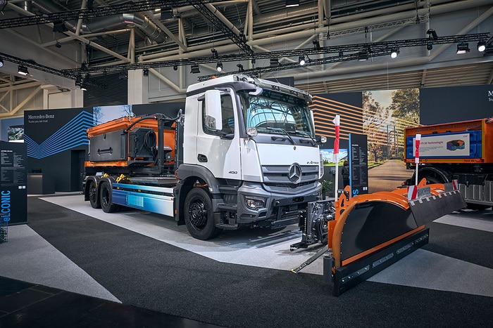 Gerüstet fürs Mähen, Schneiden, Räumen und Streuen: Mercedes-Benz Trucks mit Unimog und E-Lkw auf der IFAT 2024