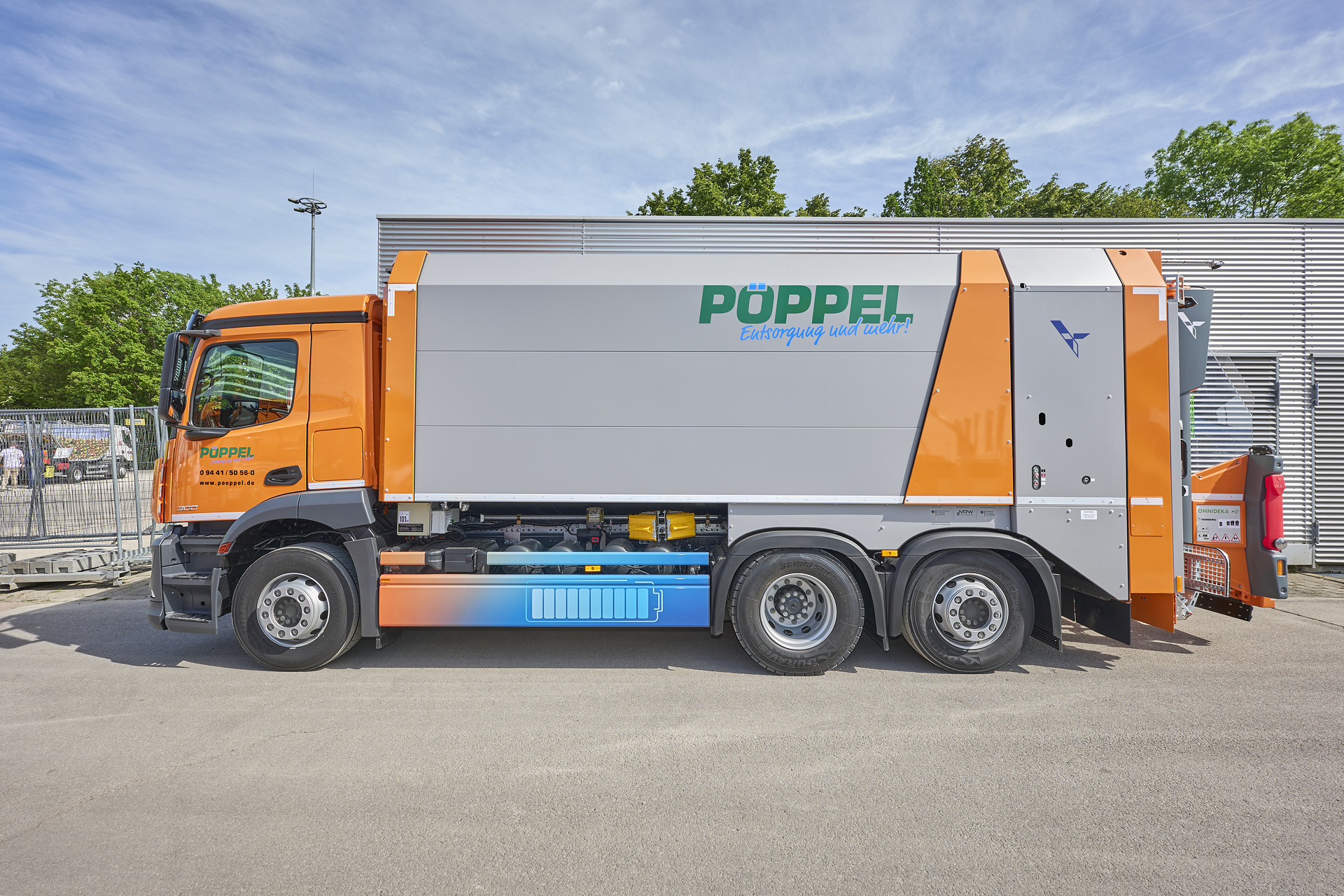 Firma Pöppel nimmt Mercedes-Benz eActros 300 auf der IFAT 2024 entgegen