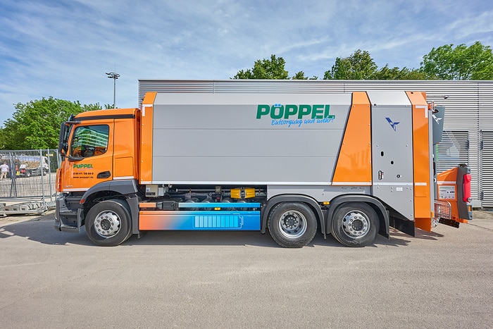 Firma Pöppel nimmt Mercedes-Benz eActros 300 auf der IFAT 2024 entgegen