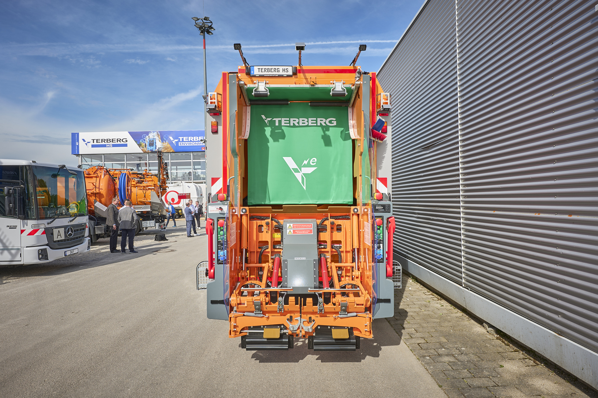 Firma Pöppel nimmt Mercedes-Benz eActros 300 auf der IFAT 2024 entgegen