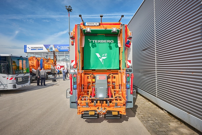 Firma Pöppel nimmt Mercedes-Benz eActros 300 auf der IFAT 2024 entgegen