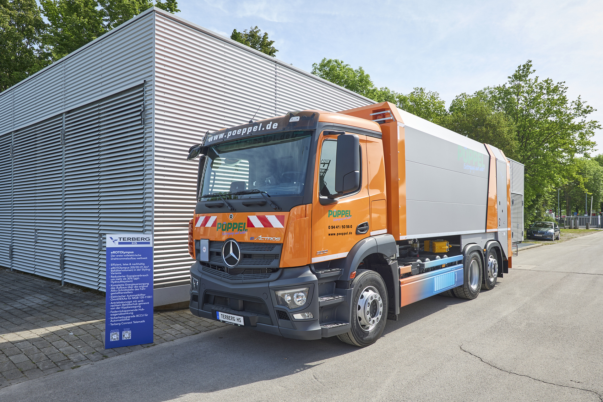 Firma Pöppel nimmt Mercedes-Benz eActros 300 auf der IFAT 2024 entgegen