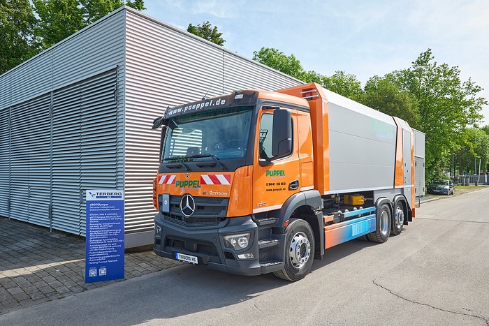 Firma Pöppel nimmt Mercedes-Benz eActros 300 auf der IFAT 2024 entgegen