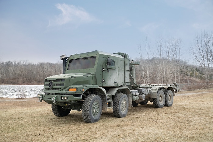 Mercedes-Benz Special Trucks erweitert Defence- Portfolio: vierachsiger Zetros mit Allradantrieb erstmals auf der Eurosatory zu sehen