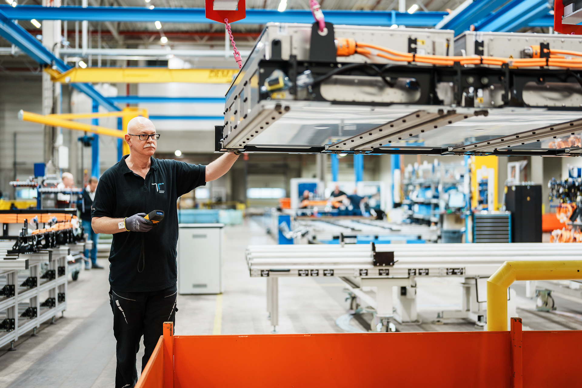 Verladung eines fertigen Batterieclusters Wegbereiter für die Mobilität der Zukunft: Kompetenzcenter für emissionsfreie Mobilität (KEM) in Mannheim wird 30 Jahre alt