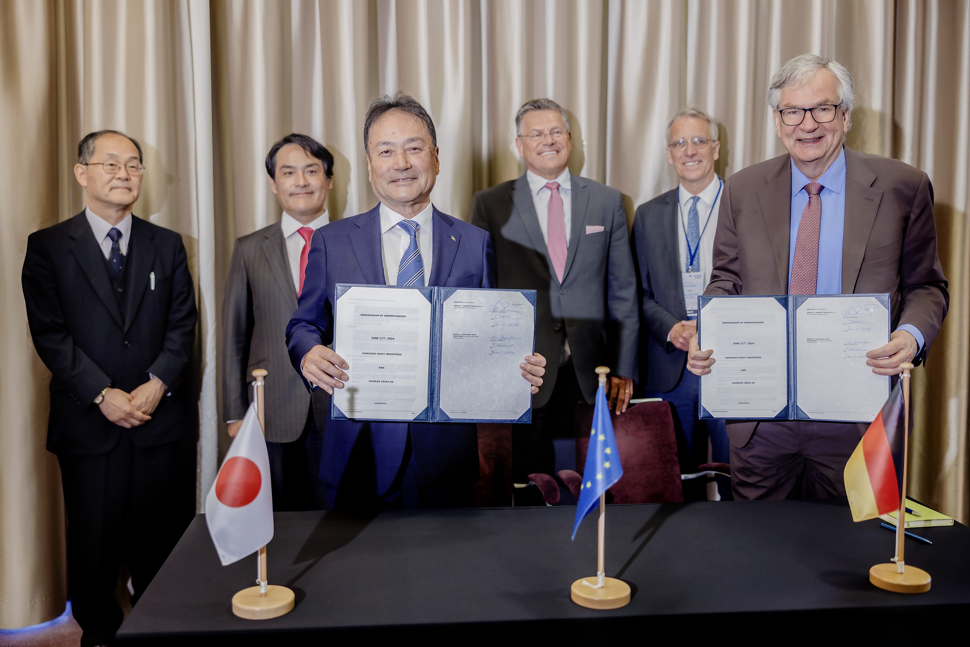 Yoshinori Kanehana, Vorstandsvorsitzender von Kawasaki Heavy Industries, und Martin Daum, Vorstandsvorsitzender und CEO von Daimler Truck, unterzeichnen die gemeinsame Absichtserklärung auf der Jahrestagung des Hydrogen Councils in Berlin im Beisein von Stefan Wenzel, Parlamentarischer Staatssekretär beim Bundesminister für Wirtschaft und Klimaschutz und Maroö äefčovič, EU-Kommissions Executive Vice President, sowie Kazuchika Iwata, japanischer Staatsminister für Wirtschaft, Handel und Industrie und Hidenao Yanagi, dem Außerordentlichen und bevollmächtigten Botschafter von Japan in Deutschland. Daimler Truck und Kawasaki Heavy Industries untersuchen gemeinsam die Optimierung von Lieferketten für Flüssigwasserstoff