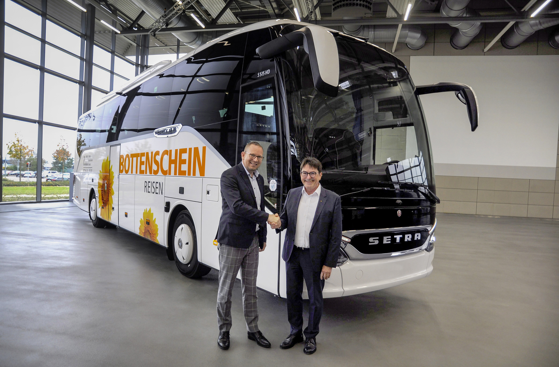 V.l.: Raphael Triebswetter, Leiter Vertriebsregionen Deutschland Mercedes-Benz & Setra, übergibt den S 516 HD an Busunternehmer Horst Bottenschein. Zum Feiern schön: drei Busunternehmen begehen Jubiläum mit Setra ComfortClass