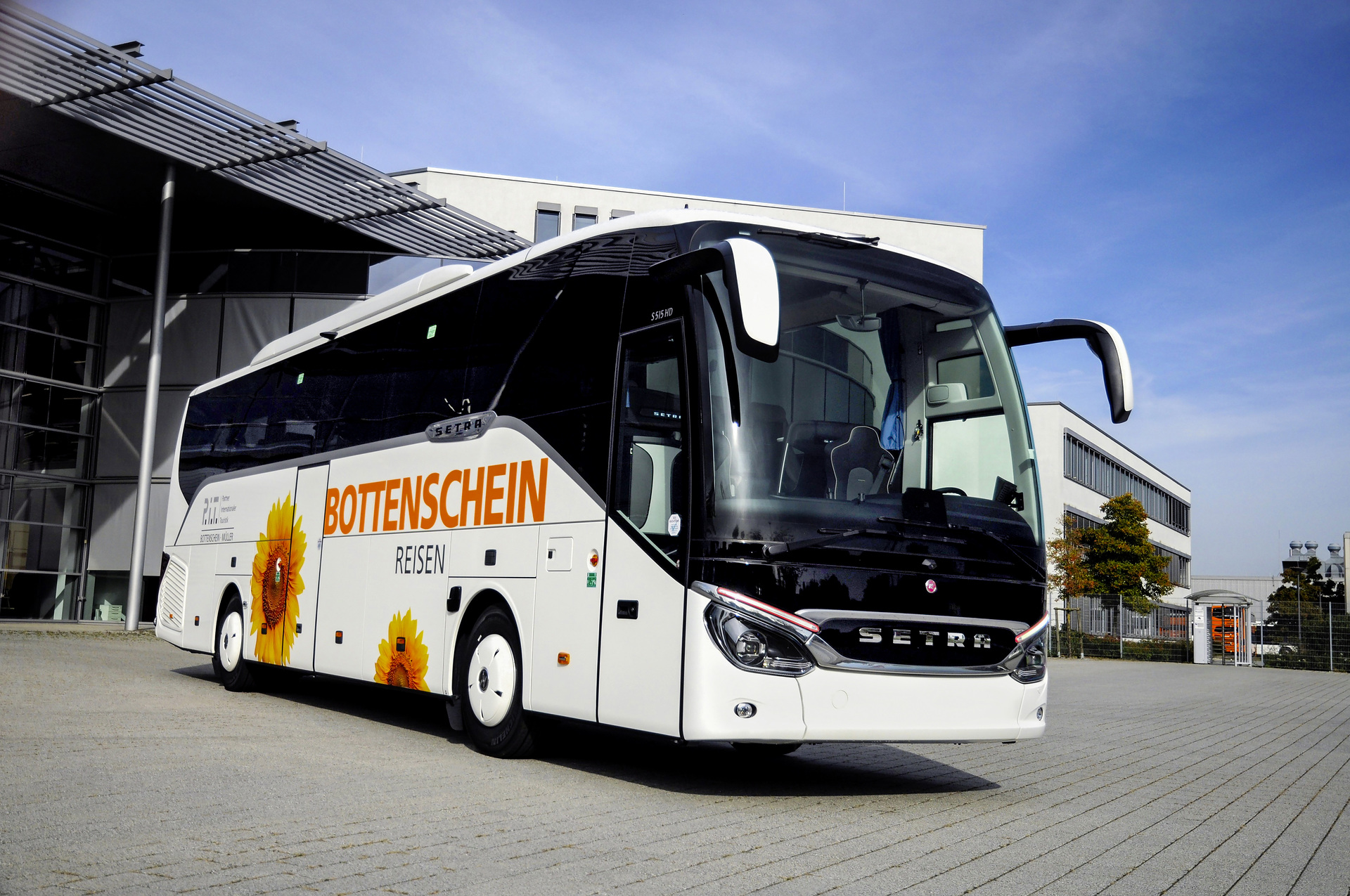 Der S 516 HD ist der 25. Setra-Bus, den das Ehinger Busunternehmen Bottenschein in einem Jahr in seinen Fuhrpark aufgenommen hat. Zum Feiern schön: drei Busunternehmen begehen Jubiläum mit Setra ComfortClass