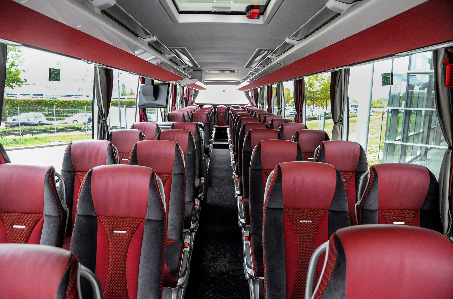 Der S 516 HD ist mit 49 Sitzplätzen ausgestattet. Zum Feiern schön: drei Busunternehmen begehen Jubiläum mit Setra ComfortClass