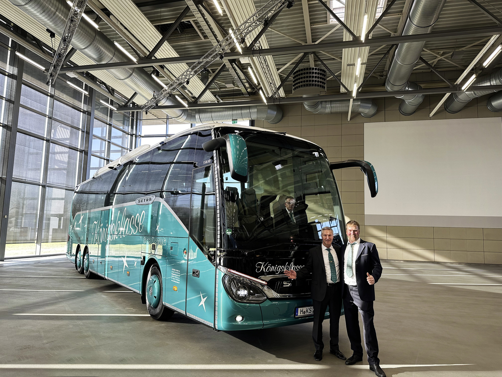 Von links: Unternehmer Klaus Schörnig und Betriebsleiter Martin Schörnig vor einem der drei neuen S 516 HD. Zum Feiern schön: drei Busunternehmen begehen Jubiläum mit Setra ComfortClass