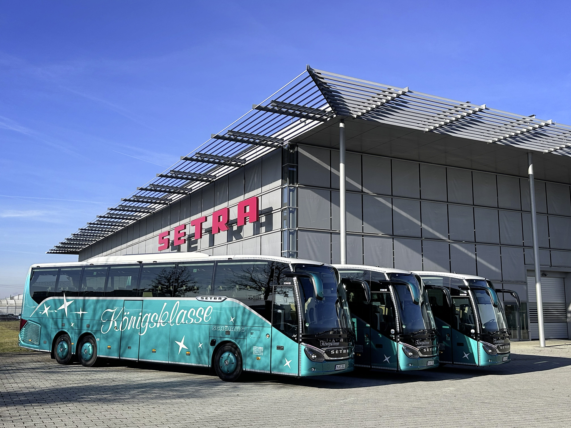 Das Busunternehmen „Schörnig Reisen e.K.“ übernimmt drei neue S 516 HD zum Firmenjubiläum. Zum Feiern schön: drei Busunternehmen begehen Jubiläum mit Setra ComfortClass