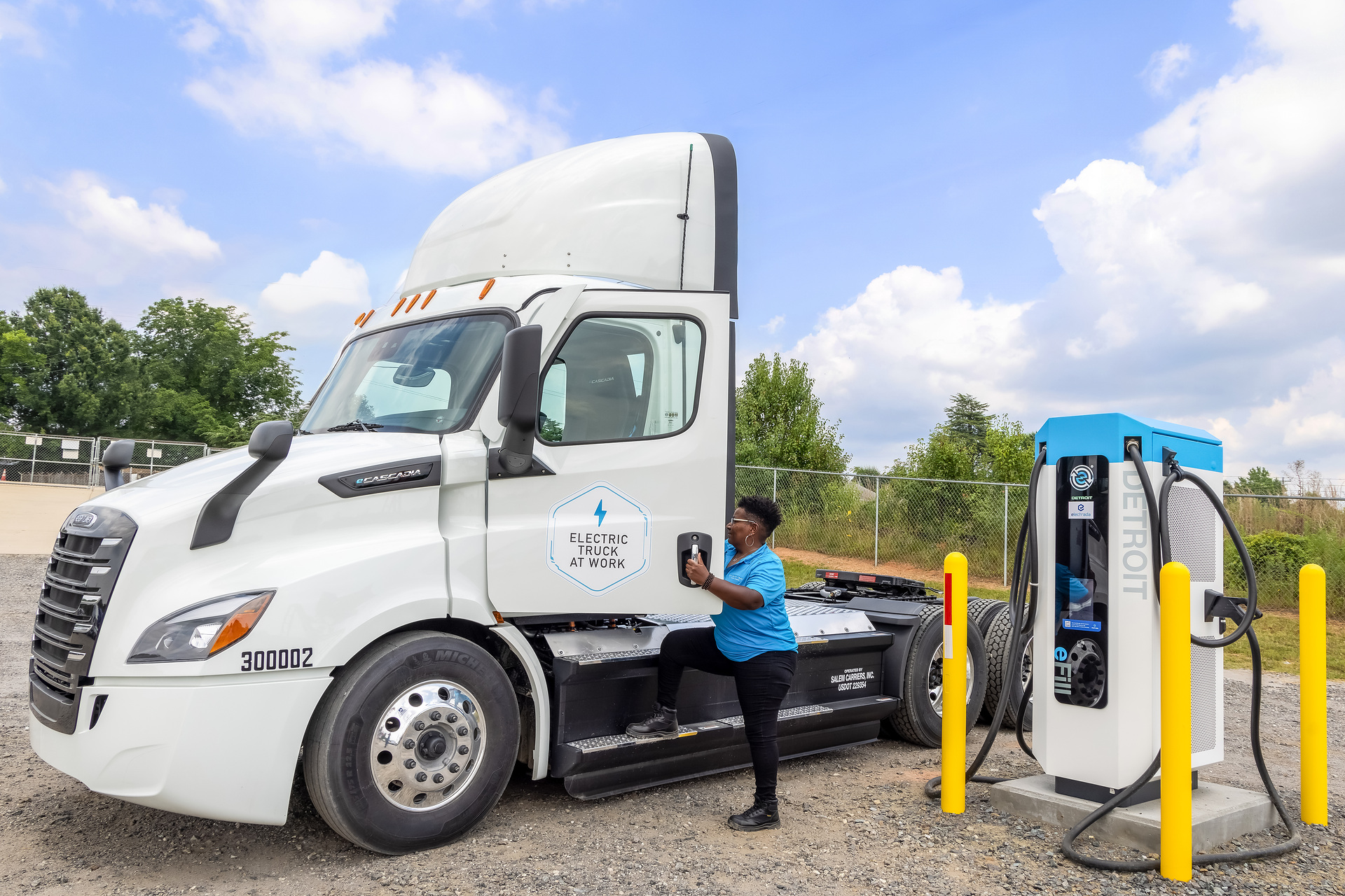Daimler Truck Financial Services und Electrada liefern Komplettlösung für Lade-Infrastruktur