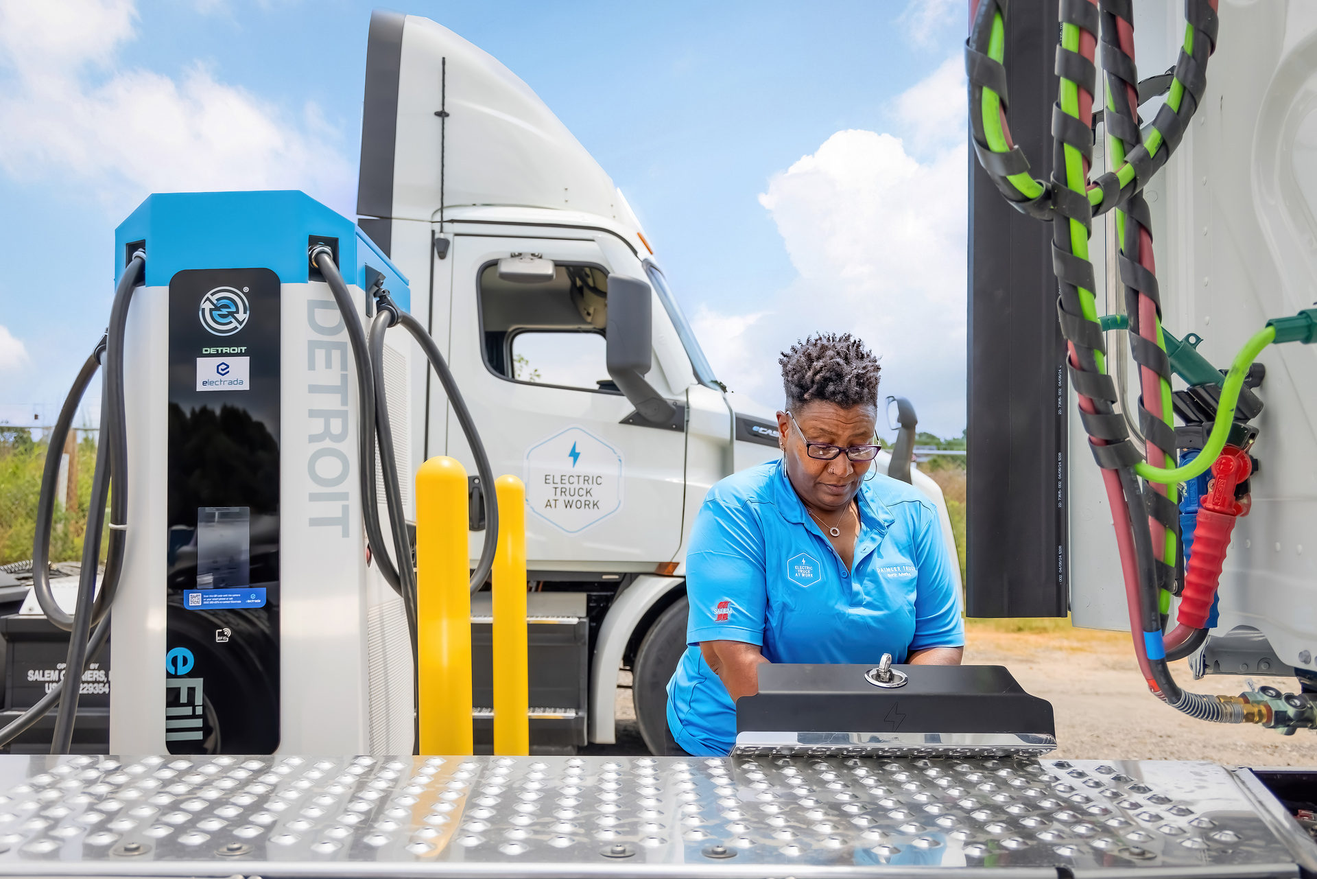 DTFS und Electrada liefern Komplettlösung für Lade-Infrastruktur für Logistikunternehmen Salem Carriers Daimler Truck Financial Services und Electrada liefern Komplettlösung für Lade-Infrastruktur