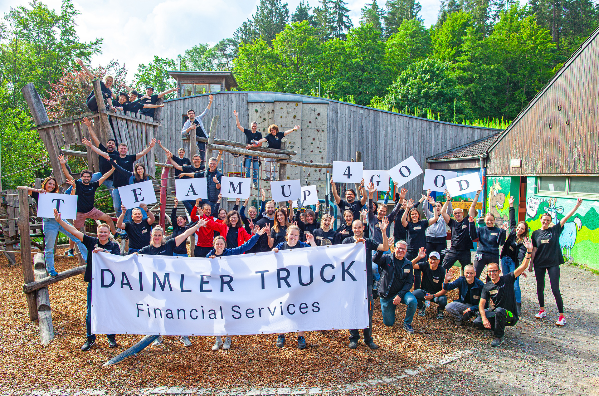 Social Day bei Daimler Truck Financial Services: Mitarbeitende verschönern den Aktivspielplatz Musberg