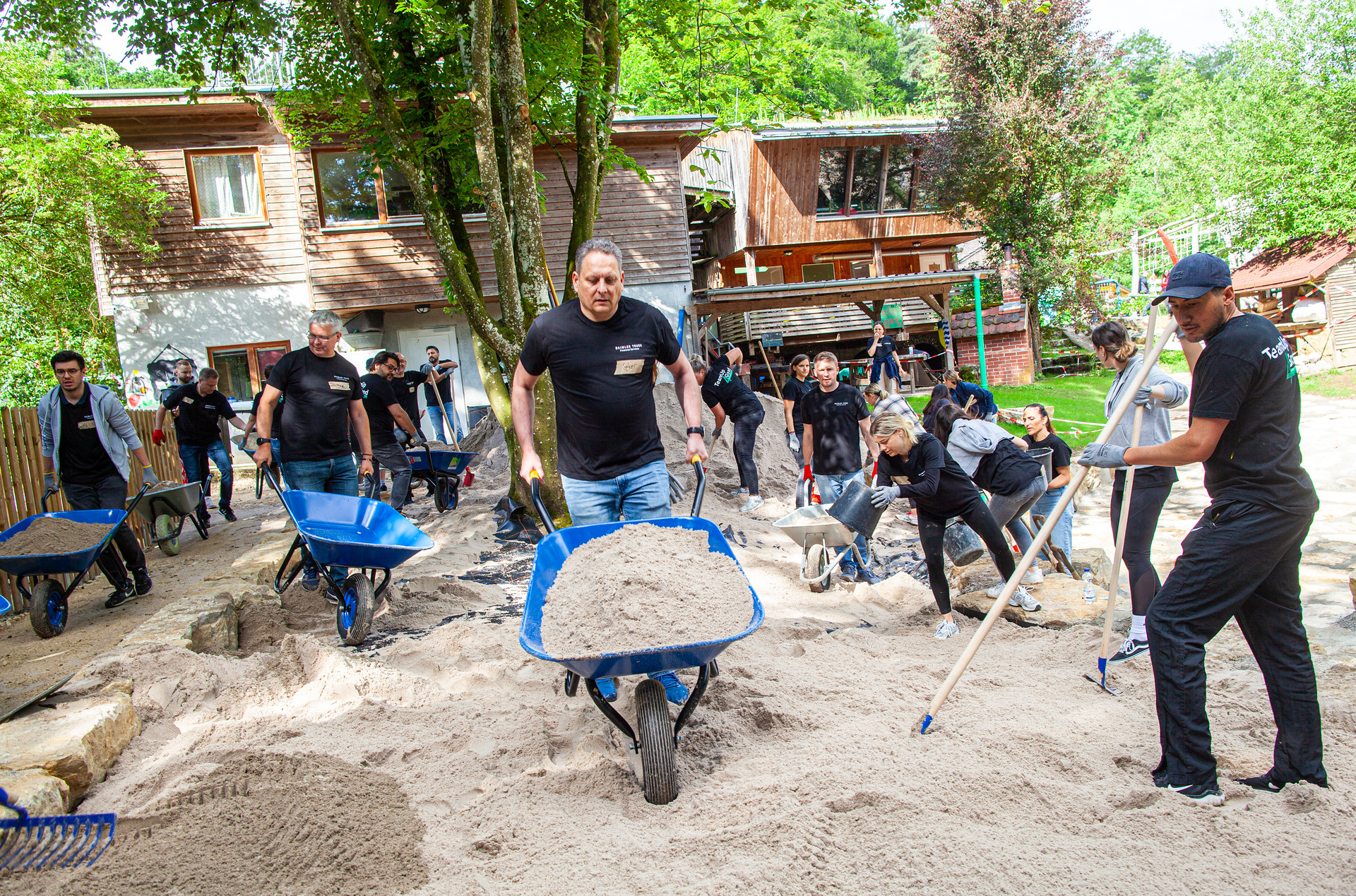 Social Day bei Daimler Truck Financial Services: Mitarbeitende verschönern den Aktivspielplatz Musberg