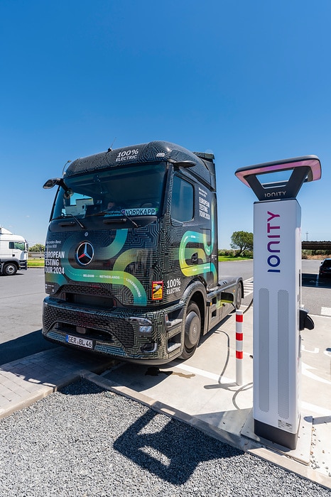 All-electric through Europe: eActros 600 test trucks reach southernmost checkpoint of Tarifa