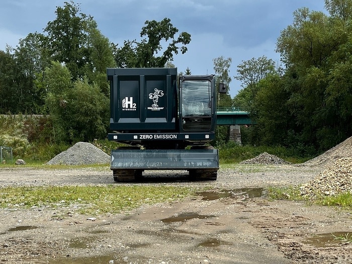 Unimog trifft Raupe:  Erfolgreiches Entwicklungsprojekt für Wasserstoff-Verbrennungsmotor