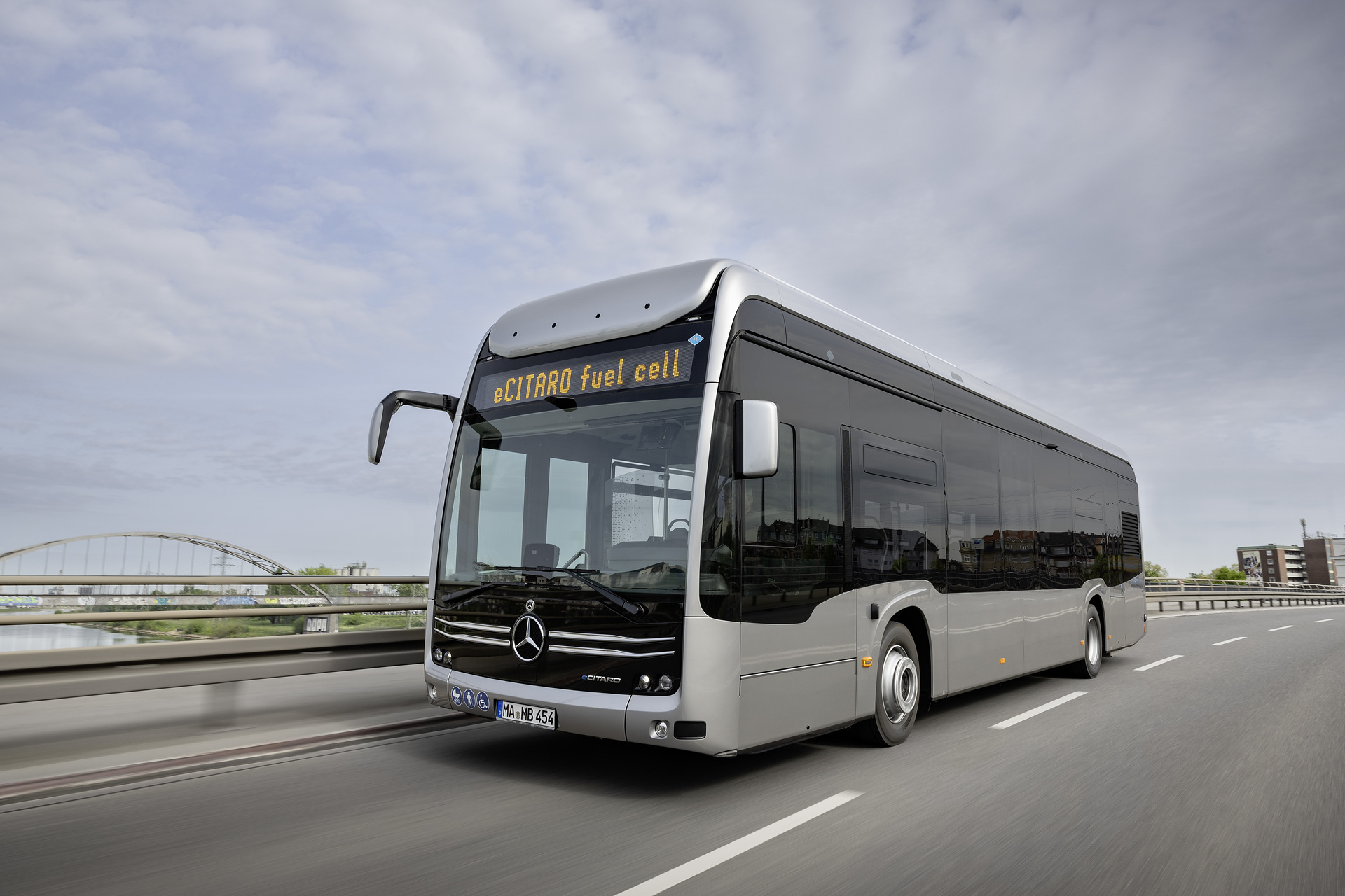 Mercedes-Benz eCitaro fuel cell with all-electric drive, NMC 3 battery, fuell cell, 5 hydrogen tanks, exterior, anthrazit metallic, 2 x electric hub motor, 2 x 125 kW, 2 x 485 Nm, 3 battery packs with 98 kWh each, LED headlamps, Sideguard Assist 2, Preventive Brake Assist 2, Frontguard Assist, Traffic Sign Assist, 360 degree camera, length/width/height: 12135/2550/3400 mm, passenger capacity: 1/88. Mercedes Benz eCitaro fuell cell