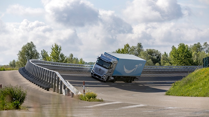 Brennstoffzellen-Lkw im Logistikeinsatz: Start der kundennahen Erprobungen von Mercedes-Benz GenH2 Trucks