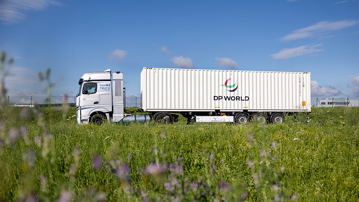 Fuel cell trucks deployed in real-life operations: start of initial customer trials with Mercedes-Benz GenH2 Trucks