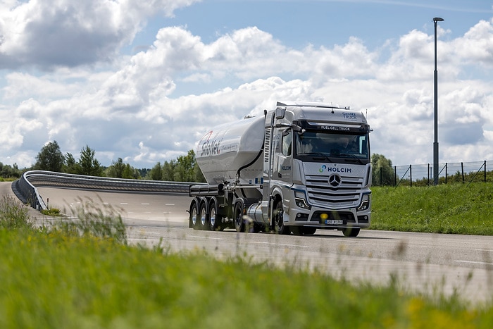 Fuel cell trucks deployed in real-life operations: start of initial customer trials with Mercedes-Benz GenH2 Trucks