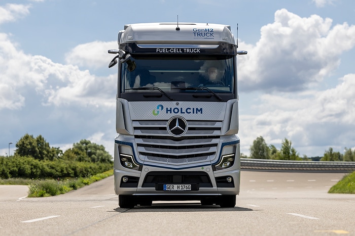 Fuel cell trucks deployed in real-life operations: start of initial customer trials with Mercedes-Benz GenH2 Trucks