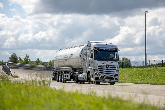Fuel cell trucks deployed in real-life operations: start of initial customer trials with Mercedes-Benz GenH2 Trucks