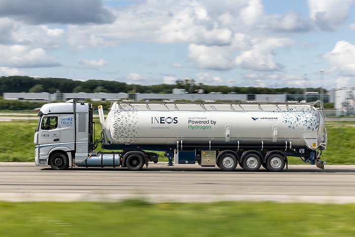 Fuel cell trucks deployed in real-life operations: start of initial customer trials with Mercedes-Benz GenH2 Trucks