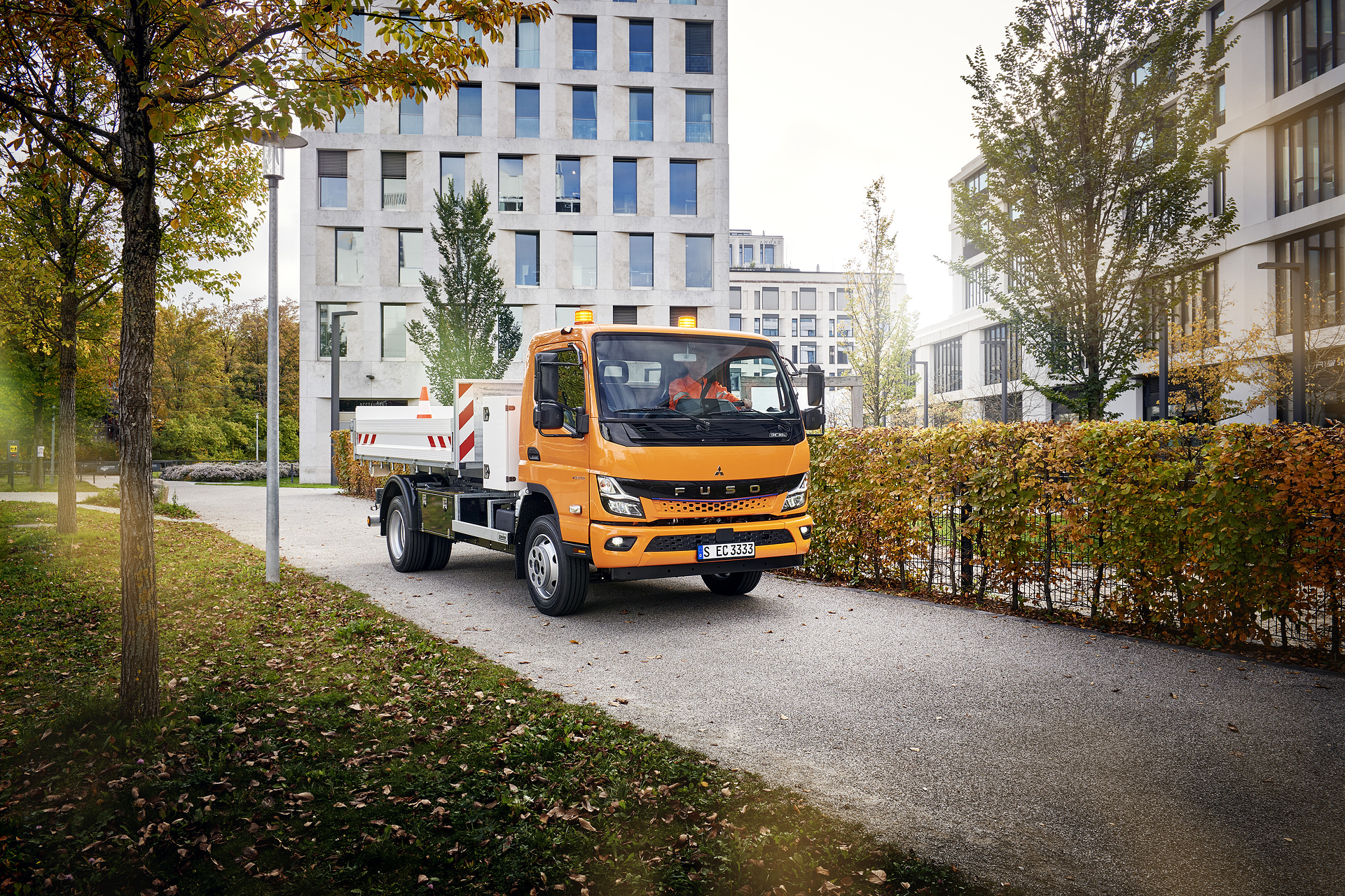 FUSO eCanter Next Generation 9C18e Abrollkipper UNSINN Next Generation eCanter at GaLaBau 2024: FUSO shows electromobility solutions for a wide range of tasks in horticulture and landscaping