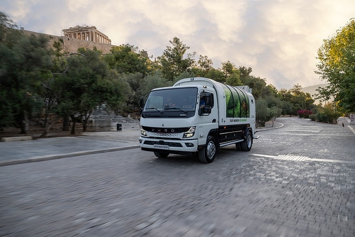 FUSO eCanter räumt auf: 89 batterieelektrische Lkw sammeln Abfall in Athen und Thessaloniki