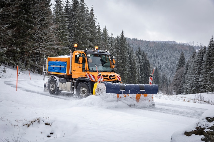 Unimog auf der GaLaBau 2024: Neue Systeme für die moderne Straßenunterhaltung