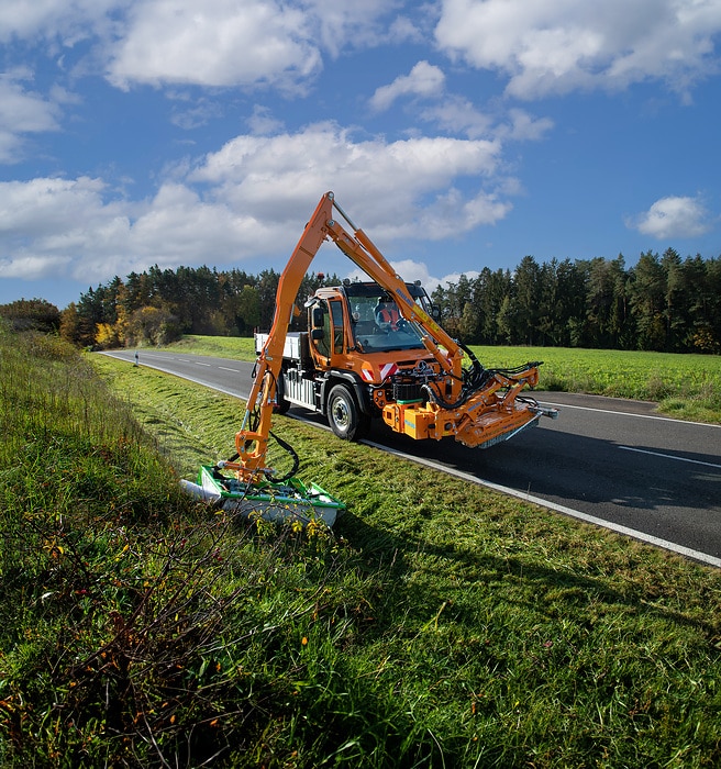Unimog auf der GaLaBau 2024: Neue Systeme für die moderne Straßenunterhaltung