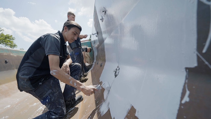 Pool party to go: Daimler Truck apprentices construct mobile XXL bathtub together with “The Real Life Guys"