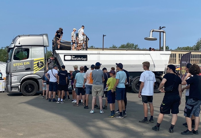 Pool party to go: Daimler Truck apprentices construct mobile XXL bathtub together with “The Real Life Guys"