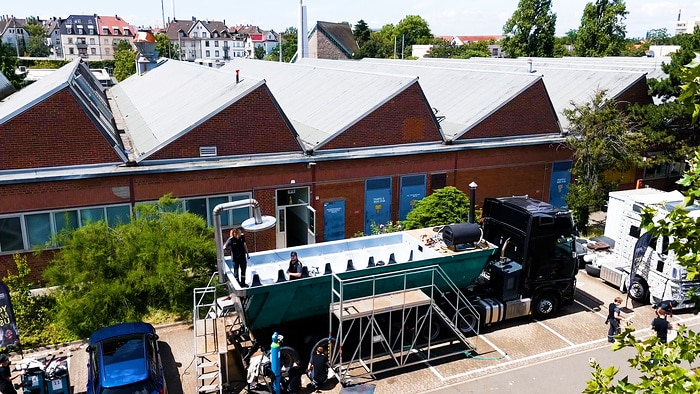Pool party to go: Daimler Truck apprentices construct mobile XXL bathtub together with “The Real Life Guys"